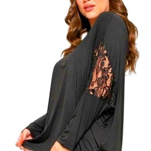 Lace sleeve curvy top